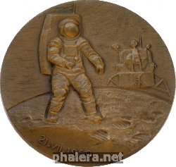 Нагрудный знак Первый Человек На Луне Н. Армстронг 